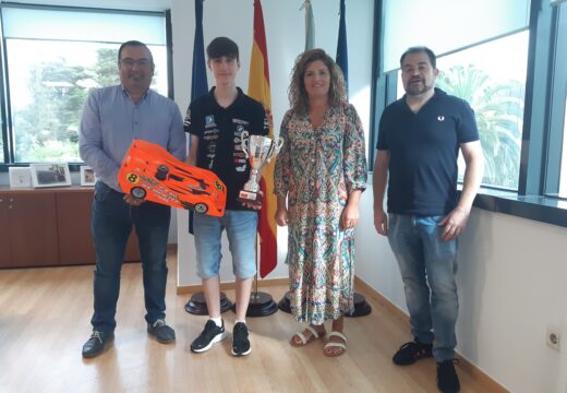 A alcaldesa recibiu no Concello ao naronés Álvaro Fernández Calvo, campión de España de automodelismo na categoría 1/8 IC Track